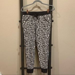 Hollister gray leopard joggers szS